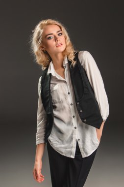 Güzellik kadını gri bir arka plan üzerinde