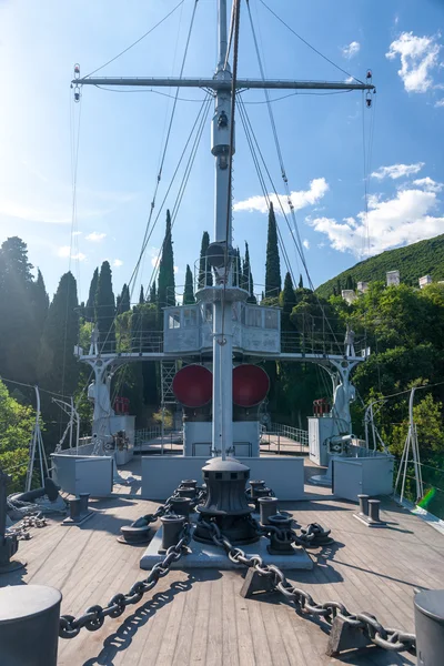 Gardone Riviera, het Gardameer, Italië - 05 mei 2014 schip en museum in Tuin Villa Vittoriale Home van Gabriele dannunzio — Stockfoto