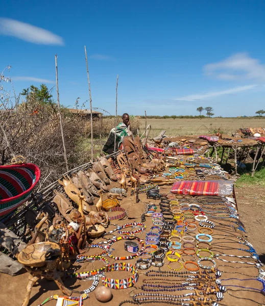 MASAI MARA, KENIA, AFRICA- 12 FEB Masai mercado local para los turistas, revisión de la vida cotidiana de la población local, cerca de la Reserva Parque Nacional Masai Mara, 12 de febrero 2010, Kenia — Foto de Stock