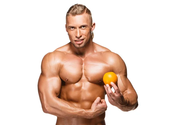 Hombre de cuerpo sano y formado sosteniendo una fruta naranja fresca, aislada sobre fondo blanco —  Fotos de Stock