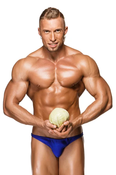 Beyaz arka plan üzerinde izole bir taze lahana tutan şekilli ve sağlıklı vücut adam — Stok fotoğraf