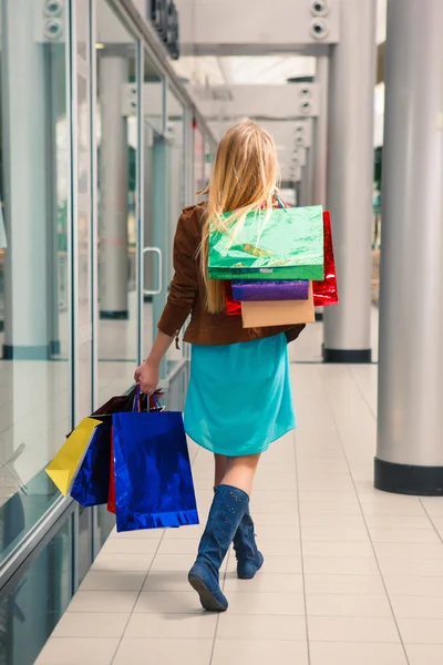 Schöne junge Frau mit einer Einkaufstasche im Einkaufszentrum — Stockfoto