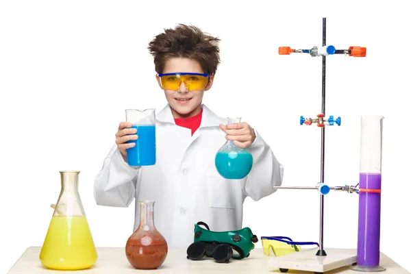 Niño pequeño como químico haciendo experimentos con fluidos químicos en el laboratorio —  Fotos de Stock