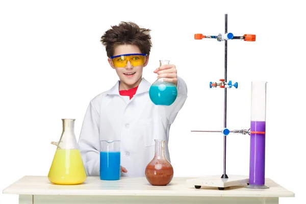 Menino como químico fazendo experiência com fluido químico no laboratório — Fotografia de Stock