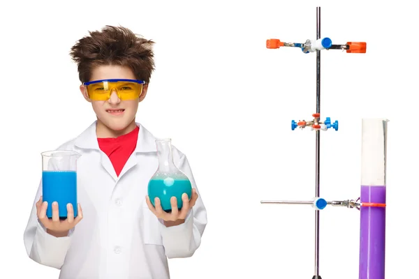 Niño pequeño como químico haciendo experimentos con fluidos químicos en el laboratorio —  Fotos de Stock