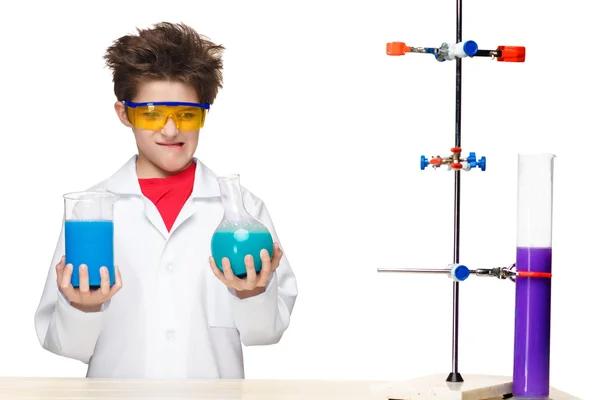 Niño pequeño como químico haciendo experimentos con fluidos químicos en el laboratorio — Foto de Stock