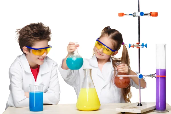 Δυο χαριτωμένα παιδιά στο μάθημα της χημείας κάνοντας πειράματα — Φωτογραφία Αρχείου