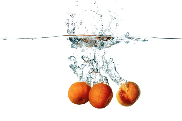 Vers tangerine fruit vallen in water splash — Stockfoto