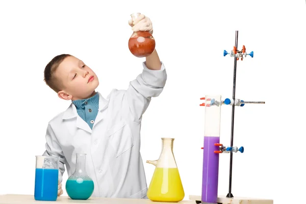Niño pequeño como químico haciendo experimentos con fluidos químicos en el laboratorio — Foto de Stock