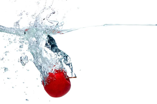 Apfel fällt tief unter Wasser — Stockfoto