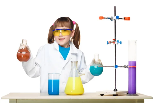 Niña como química haciendo experimentos con fluidos químicos en el laboratorio — Foto de Stock