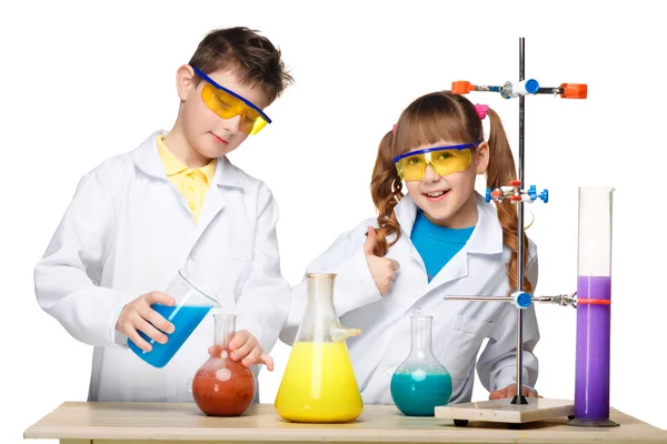 Dwa słodkie dzieci na lekcji chemii doświadczenia — Zdjęcie stockowe