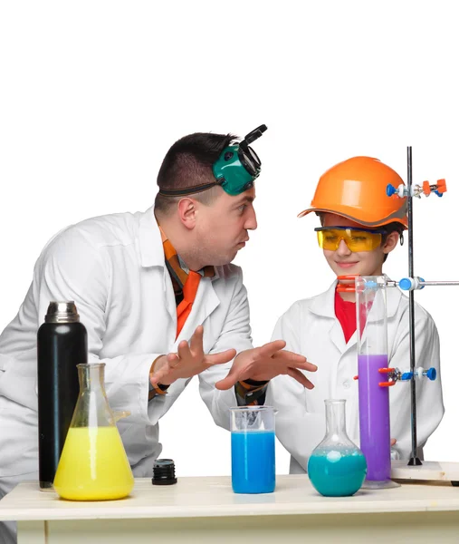 Teen and teacher of chemistry at  lesson making experiments — Stock Photo, Image