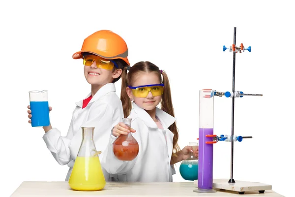 Duas crianças bonitas na aula de química fazendo experimentos — Fotografia de Stock