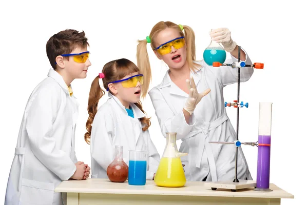 Adolescentes y profesores de química en experimentos para hacer lecciones — Foto de Stock