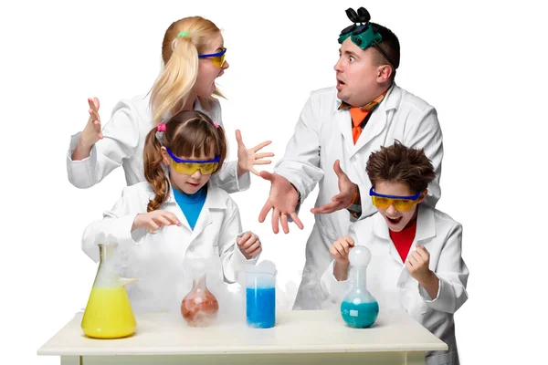 Teens and teachers of chemistry at  lesson making experiments — Stock Photo, Image