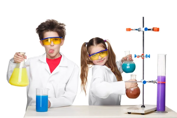 実験を行う化学レッスンで 2 つのかわいい子供たち — ストック写真