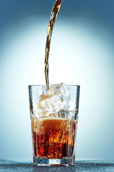 Cola versando in un bicchiere — Foto Stock