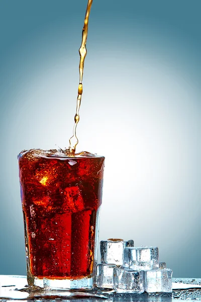 Cola im Glas — Stockfoto