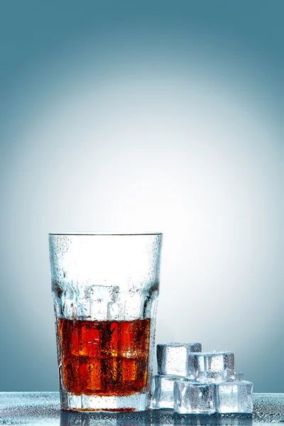Glas cola met ijsblokjes — Stockfoto