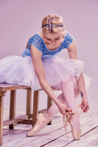 Professionelle Ballerina zieht ihre Ballettschuhe an. — Stockfoto