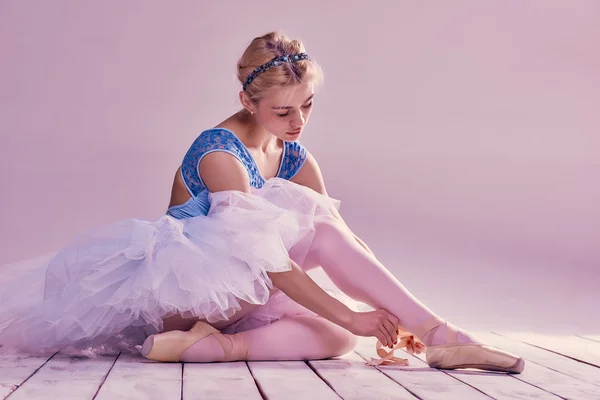 Professionelle Ballerina zieht ihre Ballettschuhe an. — Stockfoto