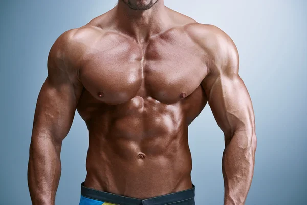 Atrakcyjny mężczyzna ciało konstruktora na niebieskim tle — Zdjęcie stockowe