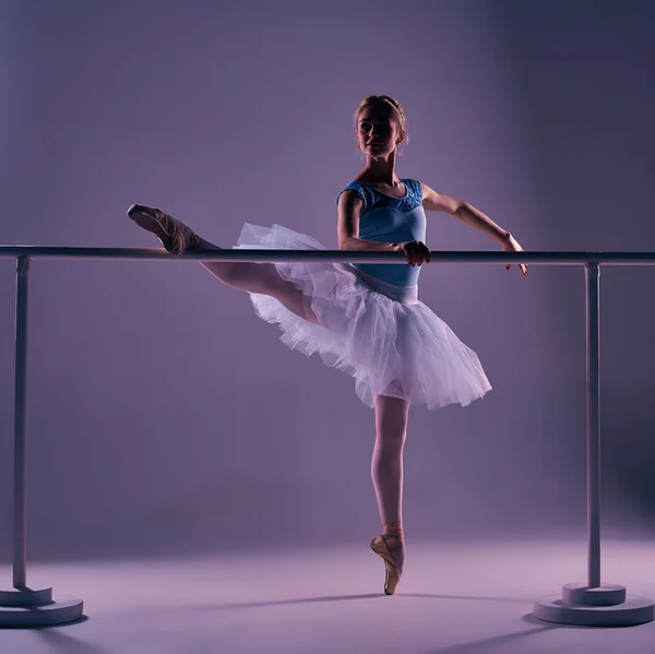 Bailarina clássico posando no ballet barre — Fotografia de Stock