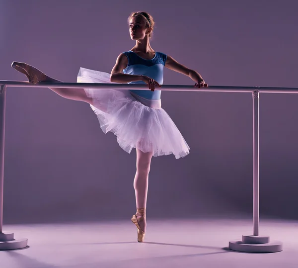 Bailarina clássico posando no ballet barre — Fotografia de Stock