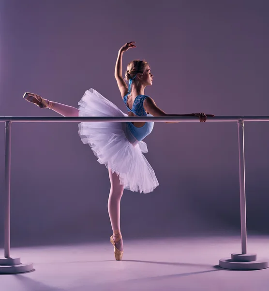 Bailarina clássico posando no ballet barre — Fotografia de Stock