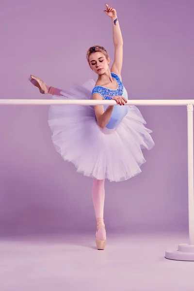 Bailarina clássico posando no ballet barre — Fotografia de Stock