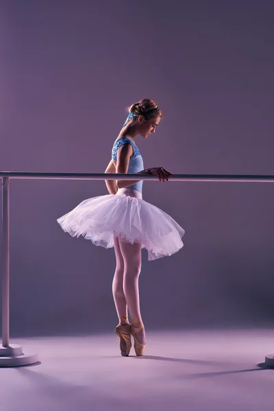 Bailarina clássico posando no ballet barre — Fotografia de Stock