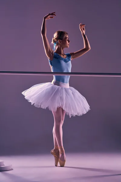 Bailarina clássico posando no ballet barre — Fotografia de Stock