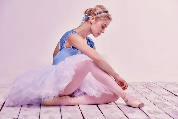 Bailarina profesional poniéndose sus zapatos de ballet . —  Fotos de Stock