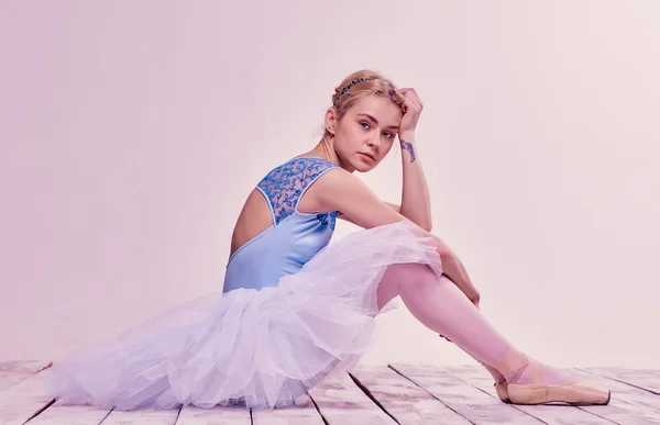 木製の床の上に座って疲れてバレエ ダンサー — ストック写真