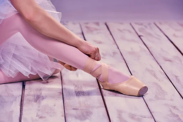 Bailarina profissional colocando em seus sapatos de balé . — Fotografia de Stock