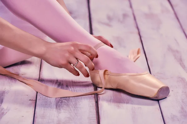 Professionelle Ballerina zieht ihre Ballettschuhe an. — Stockfoto