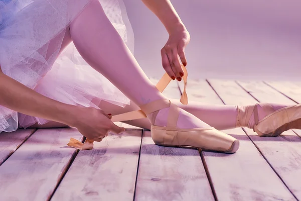 Profesyonel balerin bale ayakkabıları koymak. — Stok fotoğraf