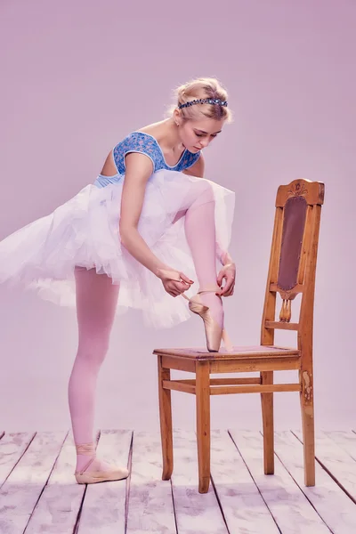 Professionelle Ballerina zieht ihre Ballettschuhe an. — Stockfoto