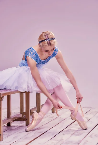 Professional ballerina putting on her ballet shoes. — Stock Photo, Image