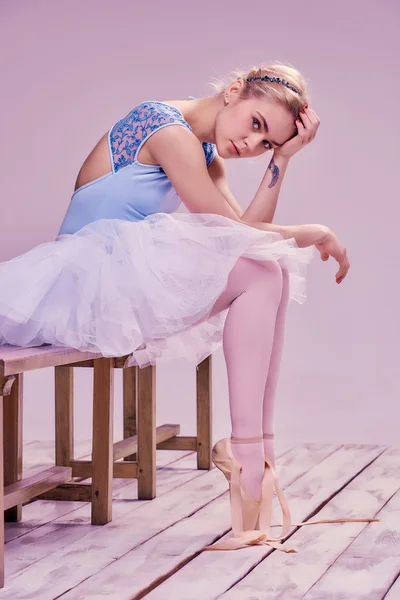 Moe balletdanser zittend op de houten vloer — Stockfoto