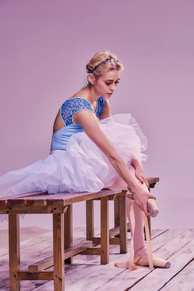 Bailarina profesional poniéndose sus zapatos de ballet . —  Fotos de Stock