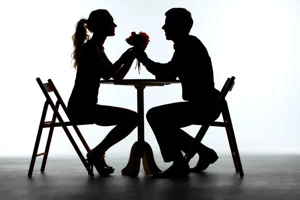 Casal jantando com copo de vinho na mesa — Fotografia de Stock