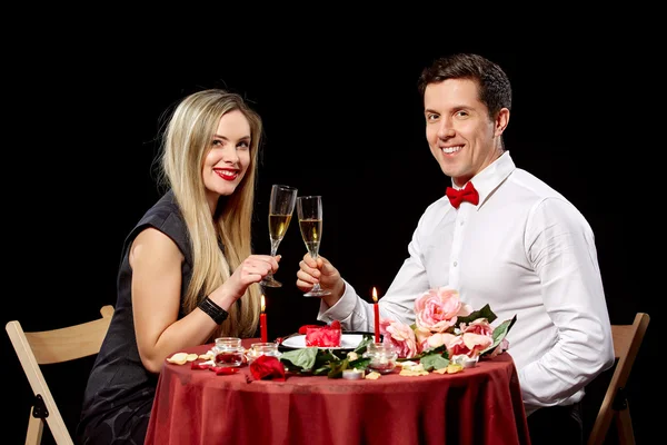 Retrato de pareja romántica tostando vino blanco en la cena — Foto de Stock