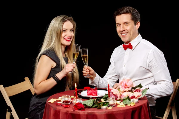 Retrato de pareja romántica tostando vino blanco en la cena — Foto de Stock