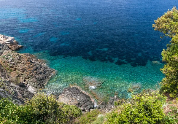 Ön elba, hav och klippor — Stockfoto