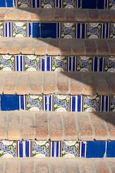 Escalera con baldosas de cerámica con dibujos — Foto de Stock