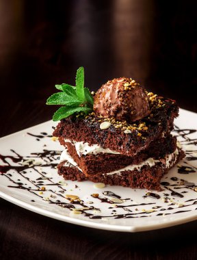 Çikolatalı brownie pasta dondurma bir kepçe ile.