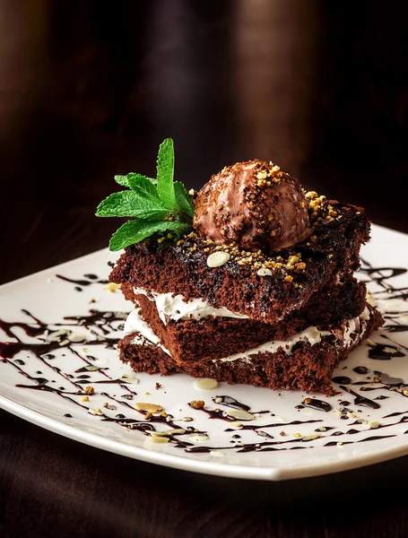 Bolo de chocolate brownie com uma colher de sorvete . — Fotografia de Stock