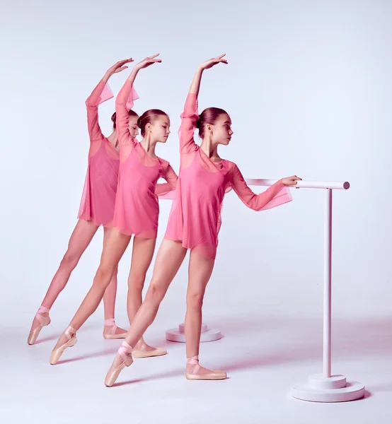 Stock image Ballerinas stretching on the bar